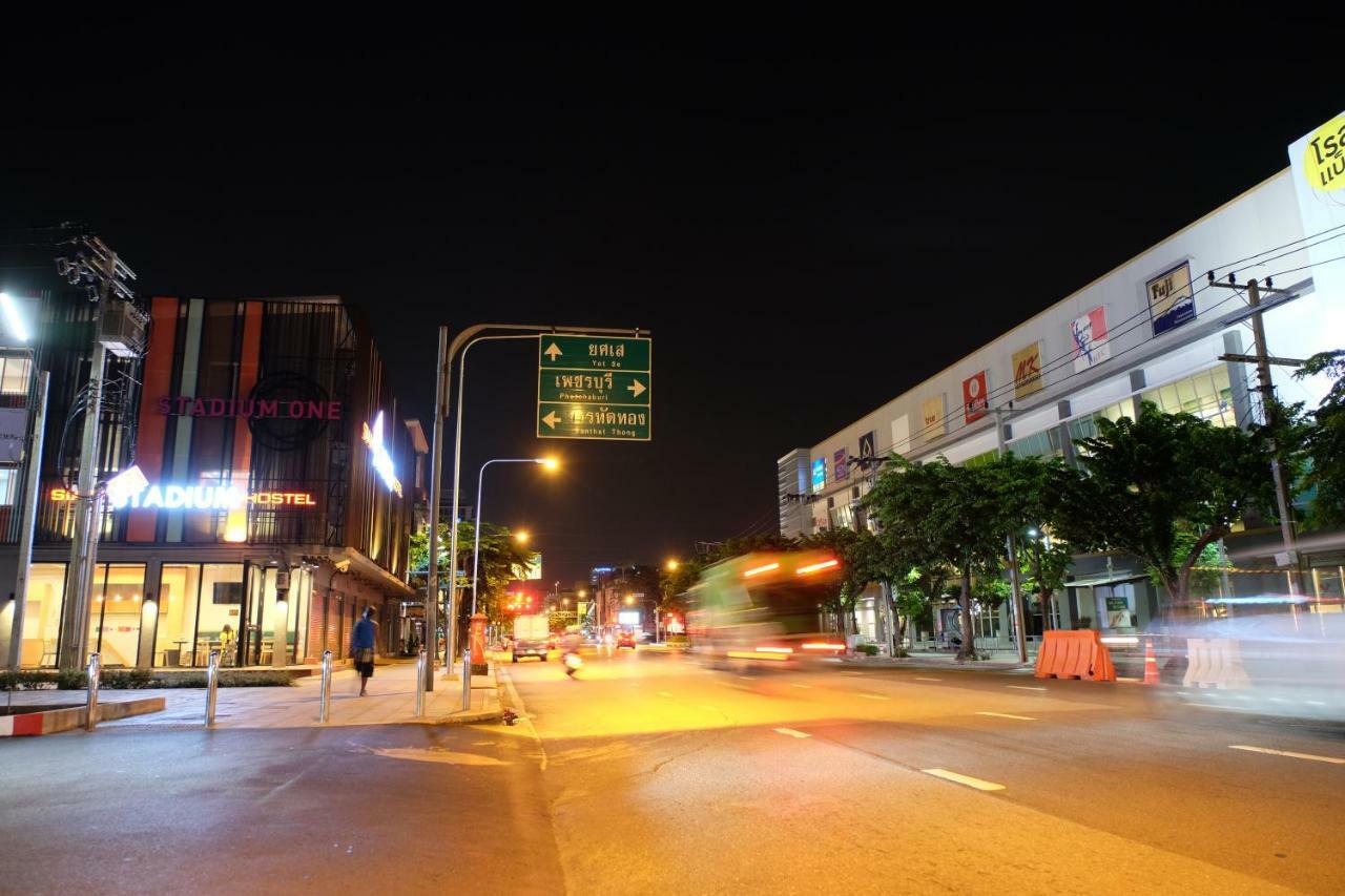 Siam Stadium Hostel Bangkok Buitenkant foto